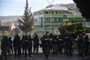Policía resguarda afueras del mercado de Adepcoca durante el conflicto cocalero