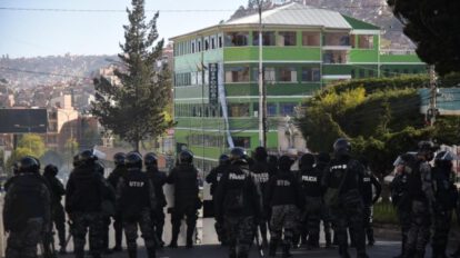 Policía resguarda afueras del mercado de Adepcoca durante el conflicto cocalero