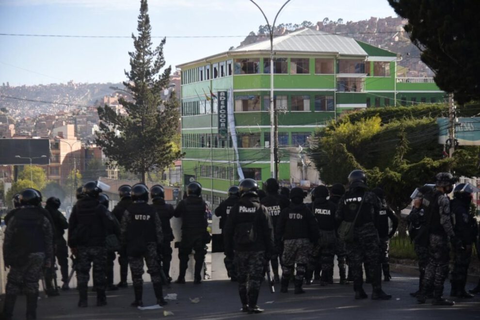 Policía resguarda afueras del mercado de Adepcoca durante el conflicto cocalero