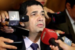 Vicepresidente de Paraguay Hugo Velazquez hablando con la prensa en Asuncion