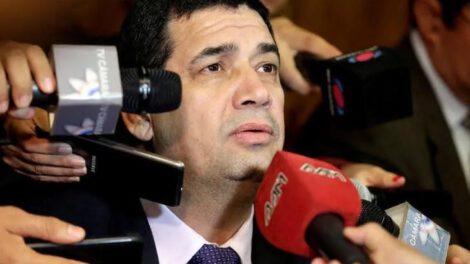 Vicepresidente de Paraguay Hugo Velazquez hablando con la prensa en Asuncion