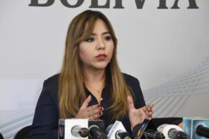Viceministra de Comunicación Gabriela Alcón en la marcha de respaldo al Gobierno