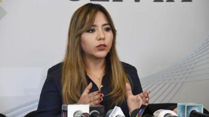 Viceministra de Comunicación Gabriela Alcón en la marcha de respaldo al Gobierno