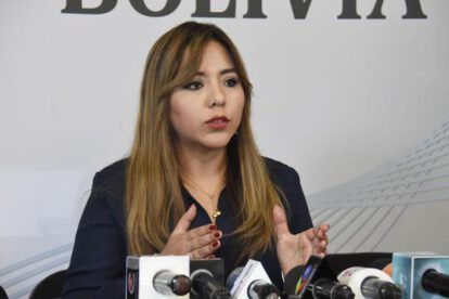 Viceministra de Comunicación Gabriela Alcón en la marcha de respaldo al Gobierno