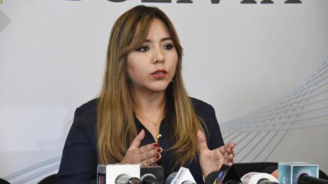 Viceministra de Comunicación Gabriela Alcón en la marcha de respaldo al Gobierno