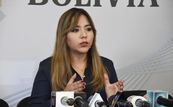 Viceministra de Comunicación Gabriela Alcón en la marcha de respaldo al Gobierno