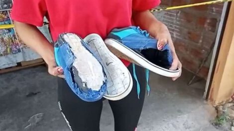 Bullying en colegios: El escolar mostró como le dejaron sus zapatillas sus compañeros