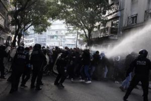 Protesta frente a la casa de Cristina Kirchner