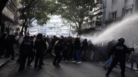 Protesta frente a la casa de Cristina Kirchner