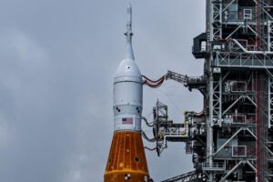NASA Artemis 1 en la torre de lanzamiento