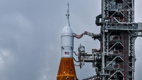 NASA Artemis 1 en la torre de lanzamiento