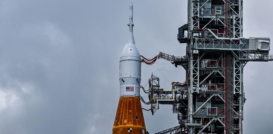 NASA Artemis 1 en la torre de lanzamiento