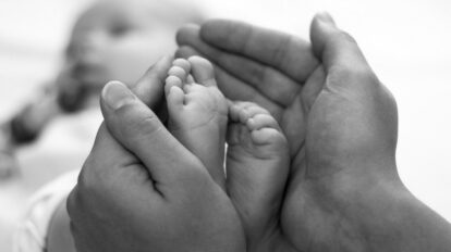 Investigación a padres de bebé que murió tras caer en olla de agua hirviendo