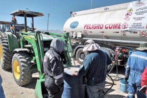 YPFB abastece combustibles a productores de quinua en Oruro