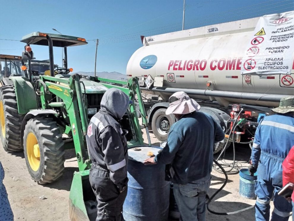 YPFB abastece combustibles a productores de quinua en Oruro
