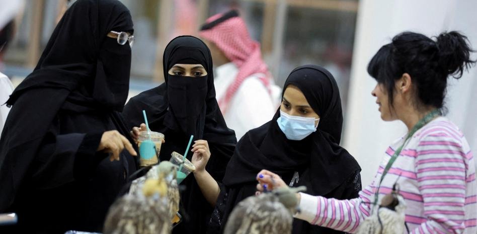 Arabia Saudí sentencia a 45 años de prisión a una mujer por opinar en Twitter