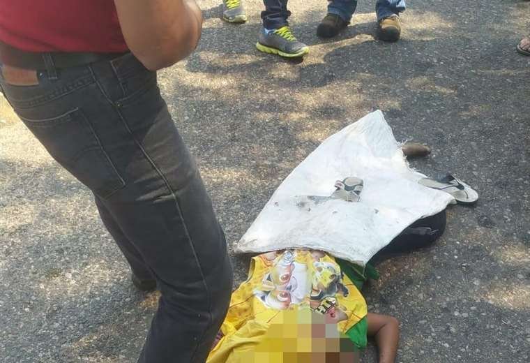 Niño atropellado en Santa Cruz mientras limpiaba vidrios