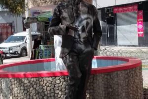 Monumento decapitado del compositor orureño Gilberto Rojas