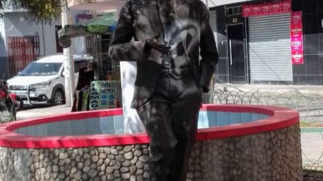 Monumento decapitado del compositor orureño Gilberto Rojas
