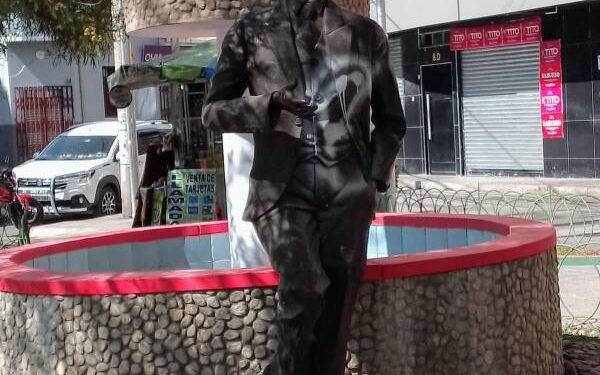 Monumento decapitado del compositor orureño Gilberto Rojas