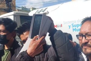 Evo Morales recibe un celular simbólico de la plataforma ciudadana Otra Bolivia es Posible