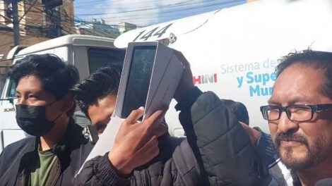 Evo Morales recibe un celular simbólico de la plataforma ciudadana Otra Bolivia es Posible