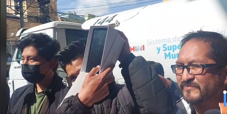 Evo Morales recibe un celular simbólico de la plataforma ciudadana Otra Bolivia es Posible