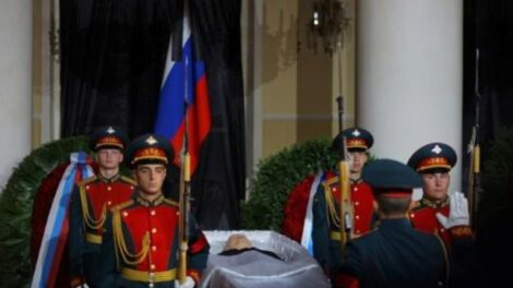 Guardia de honor ante el féretro de Mijaíl Gorbachov