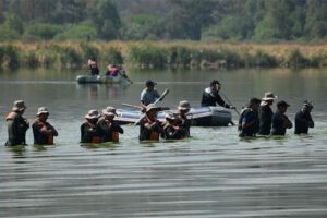 Búsqueda del Bambi Bucket en la laguna Alalay