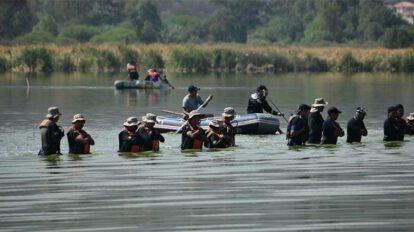 Búsqueda del Bambi Bucket en la laguna Alalay