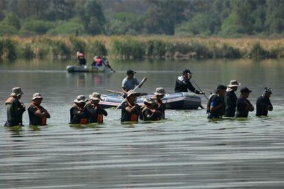Búsqueda del Bambi Bucket en la laguna Alalay