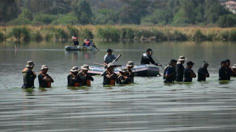 Búsqueda del Bambi Bucket en la laguna Alalay