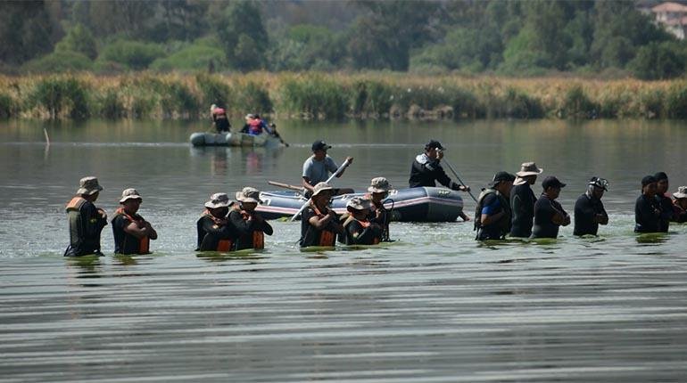 Búsqueda del Bambi Bucket en la laguna Alalay