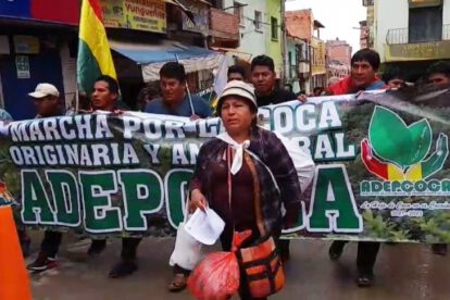 Cocaleros de Yungas marchan hacia La Paz para exigir el cierre del mercado paralelo