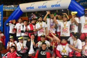 Pichincha campeón Libobásquet con el trofeo en manos