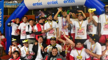 Pichincha campeón Libobásquet con el trofeo en manos