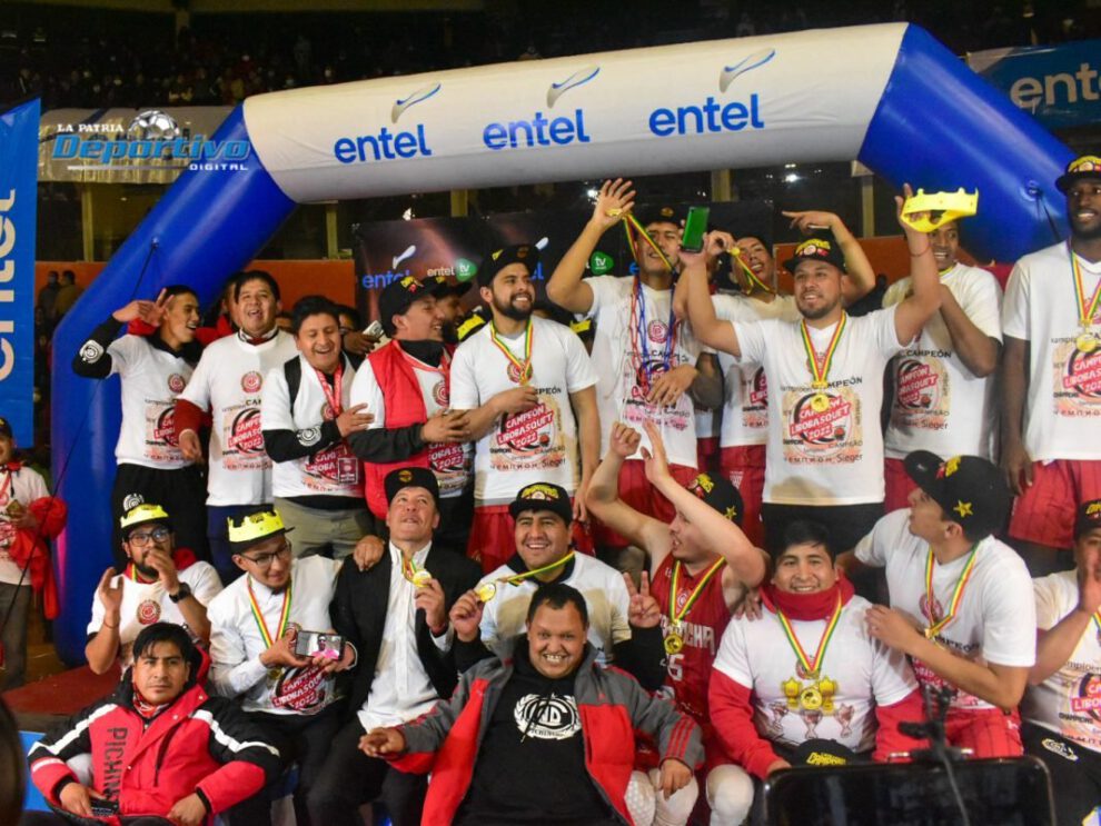 Pichincha campeón Libobásquet con el trofeo en manos