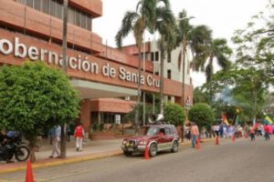 Allanan oficinas de Gobernación cruceña para investigar denuncias de corrupción