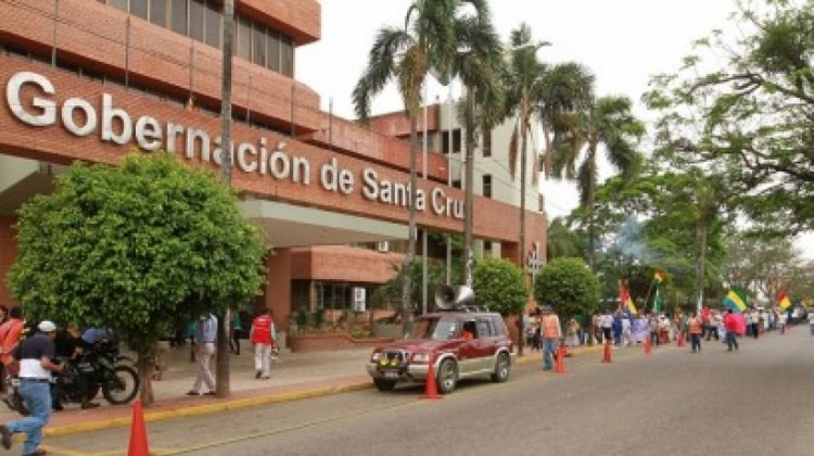 Allanan oficinas de Gobernación cruceña para investigar denuncias de corrupción