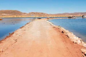 Atracadero ilegal contrabando en la frontera entre Perú y Bolivia