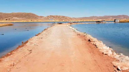 Atracadero ilegal contrabando en la frontera entre Perú y Bolivia