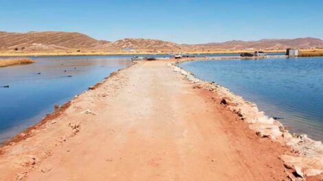 Atracadero ilegal contrabando en la frontera entre Perú y Bolivia