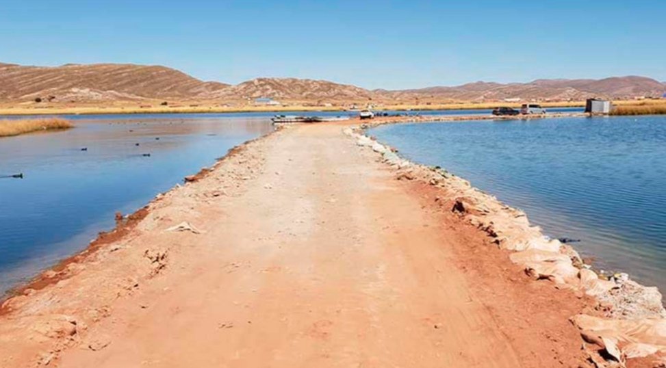 Atracadero ilegal contrabando en la frontera entre Perú y Bolivia