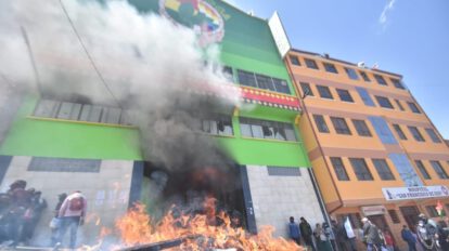 Cocaleros toman mercado paralelo en La Paz