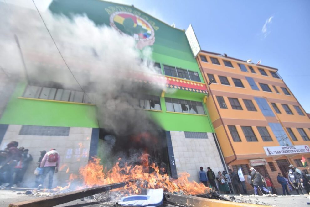 Cocaleros toman mercado paralelo en La Paz