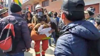 Rescate de niñas en incendio en el mercado paralelo de Adepcoca