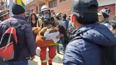 Rescate de niñas en incendio en el mercado paralelo de Adepcoca