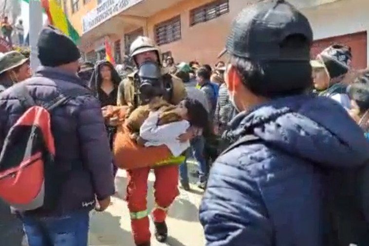 Rescate de niñas en incendio en el mercado paralelo de Adepcoca