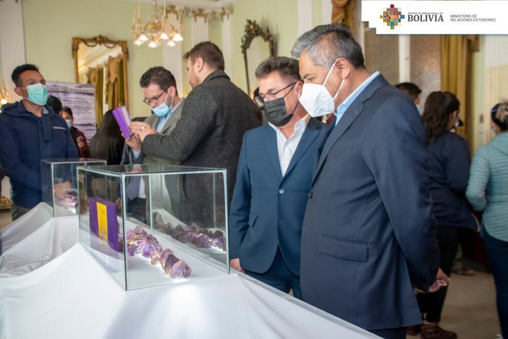La Bolivianita, gema emblemática de Bolivia presentada por Rogelio Mayta
