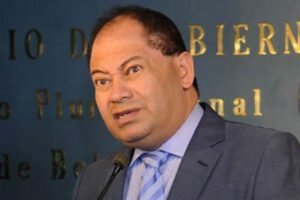 Carlos Romero acusa a Eva Copa de servil